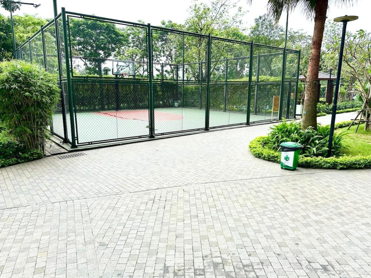 Fully Furnished Studio, 5 Star Class With Gym, Pools, Tennis Yard & Other Outdoor Sport Căn hộ Hà Nội