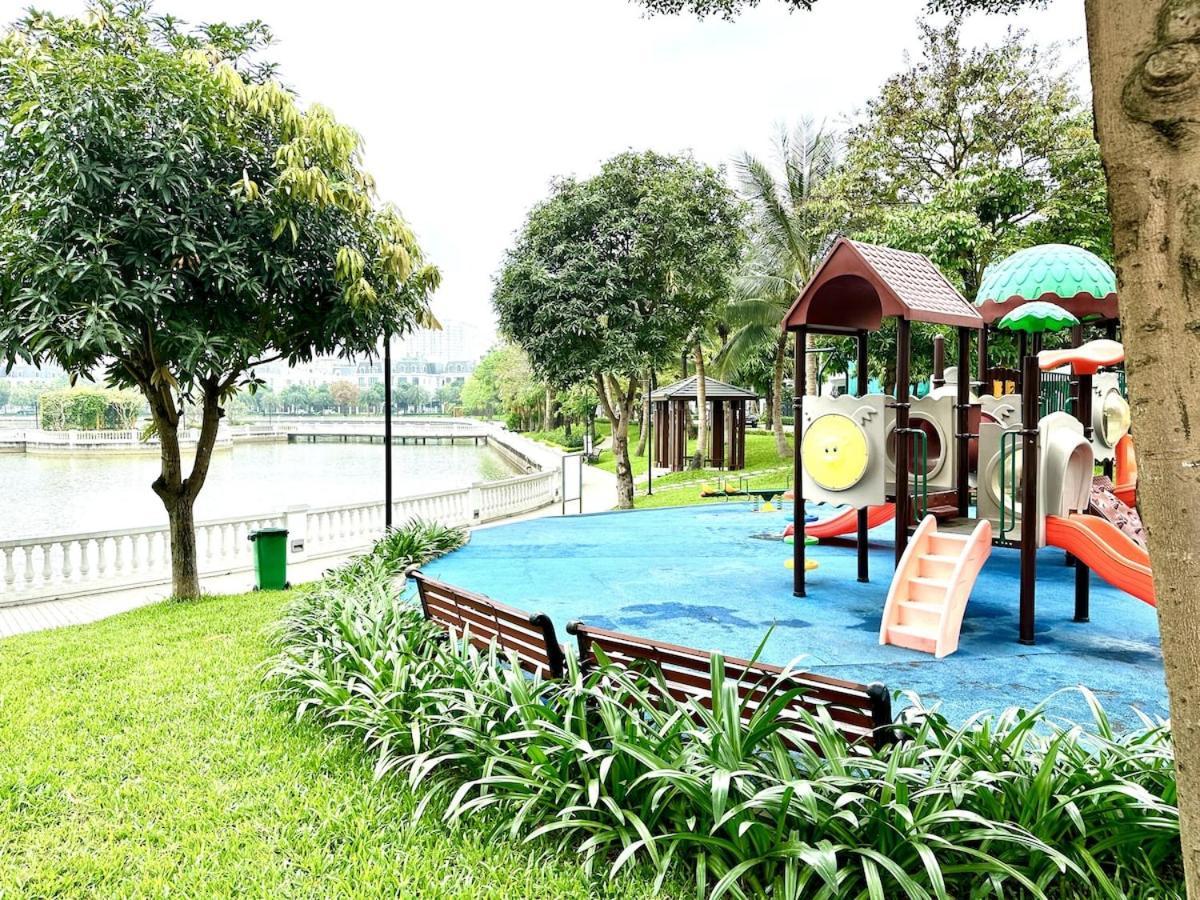 Fully Furnished Studio, 5 Star Class With Gym, Pools, Tennis Yard & Other Outdoor Sport Căn hộ Hà Nội
