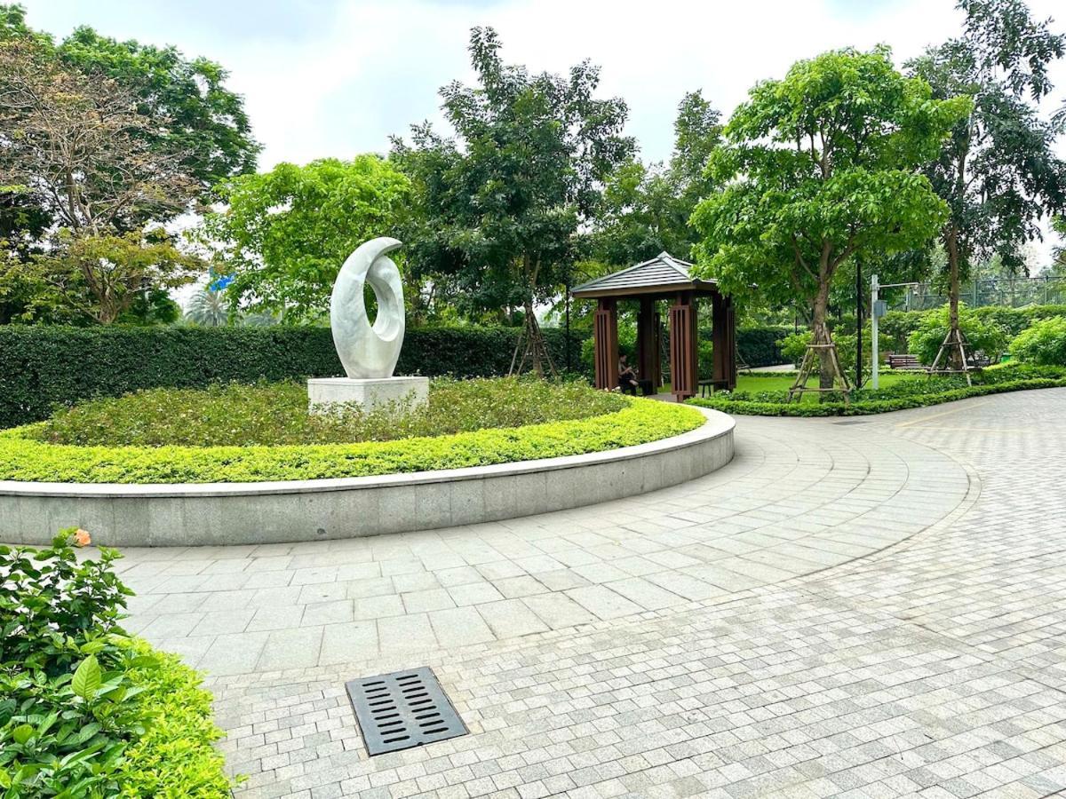 Fully Furnished Studio, 5 Star Class With Gym, Pools, Tennis Yard & Other Outdoor Sport Căn hộ Hà Nội
