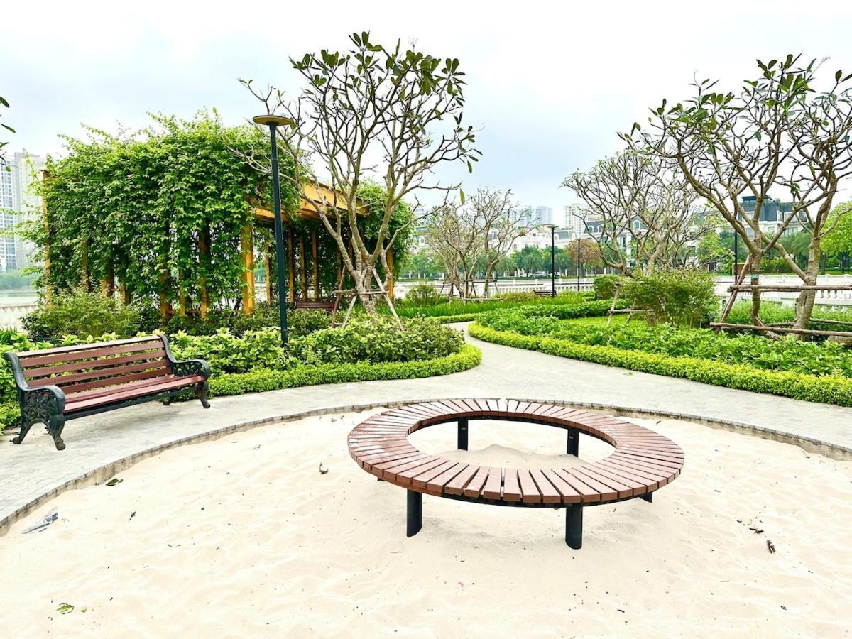 Căn hộ Fully Furnished Studio, 5 Star Class With Gym, Pools, Tennis Yard & Other Outdoor Sport *